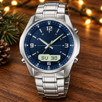 Symbolbild: Herrenarmbanduhr mit Edelstahlarmband und blauem Zifferblatt