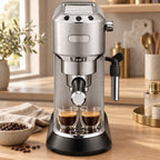 Symbolbild: Schmale Siebträger-Espressomaschine mit zwei Espressogläsern in einer Küche, daneben eine Schale Kaffeebohnen