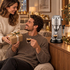 KI-generiertes Symbolbild: Frau überreicht einem Mann ein Geschenk, er hält einen Espresso, daneben die Espressomaschine in weihnachtlicher Stimmung