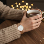 KI-generiertes Symbolbild: Armbanduhr am Handgelenk einer KI-generierten Person mit Kaffeetasse