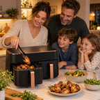 Symbolbild: Familie bereitet Essen mit der Heißluftfritteuse zu