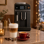 Symbolbild: Latte Macchiato im Glas und Espresso in roter Tasse vor dem Kaffeevollautomaten