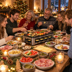 Symbolbild: Familie und Freunde beim Raclette-Essen am Weihnachtstisch