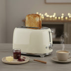 Symbolbild: Smeg Toaster mit Toast, Marmelade und Kaffee zum Frühstück