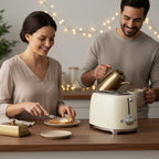 KI-generiertes Symbolbild: Zwei KI-generierte Personen frühstücken neben dem Smeg Toaster