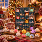 Symbolbild: Squishy-Adventskalender mit bunten Figuren und Kakao im weihnachtlichen Wohnzimmer