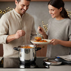 KI-generiertes Symbolbild: Zwei KI-generierte Personen kochen gemeinsam einen Eintopf im Schnellkochtopf